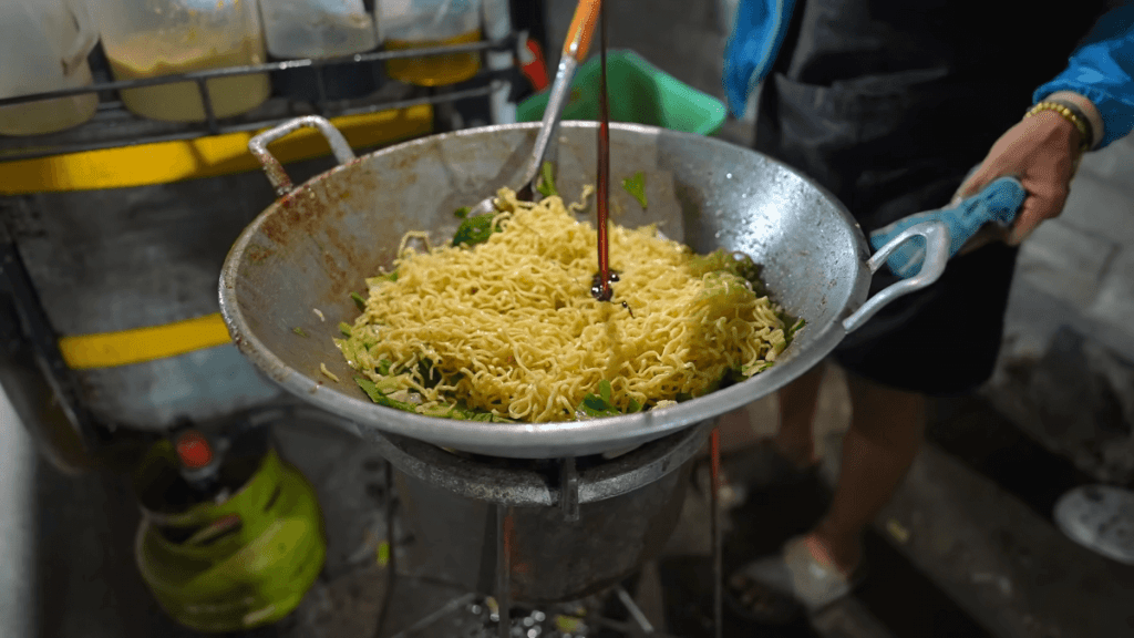Jualan Sambil Beramal, Mie Bihun dan Kwetiau Goreng Hanya&nbsp;Rp3.500!