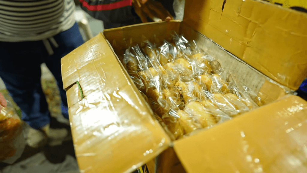 Borong Donat Kentang di Surabaya, Bang Evan Ikut Bagi-bagi!