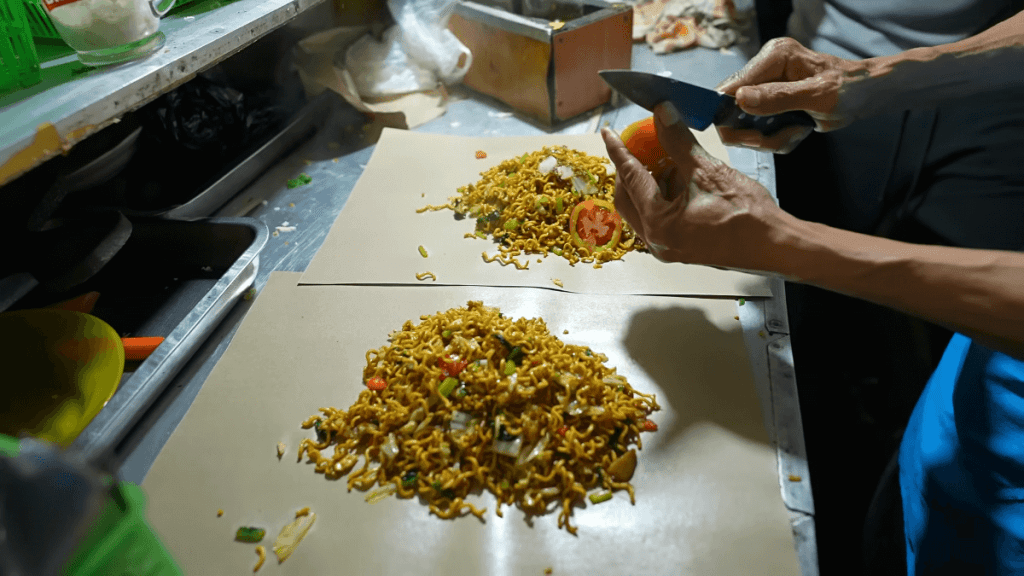 Kisah Haru Pak Ayo, 40 Tahun Jual Nasgor Gerobakan di Kota&nbsp;Bandung!