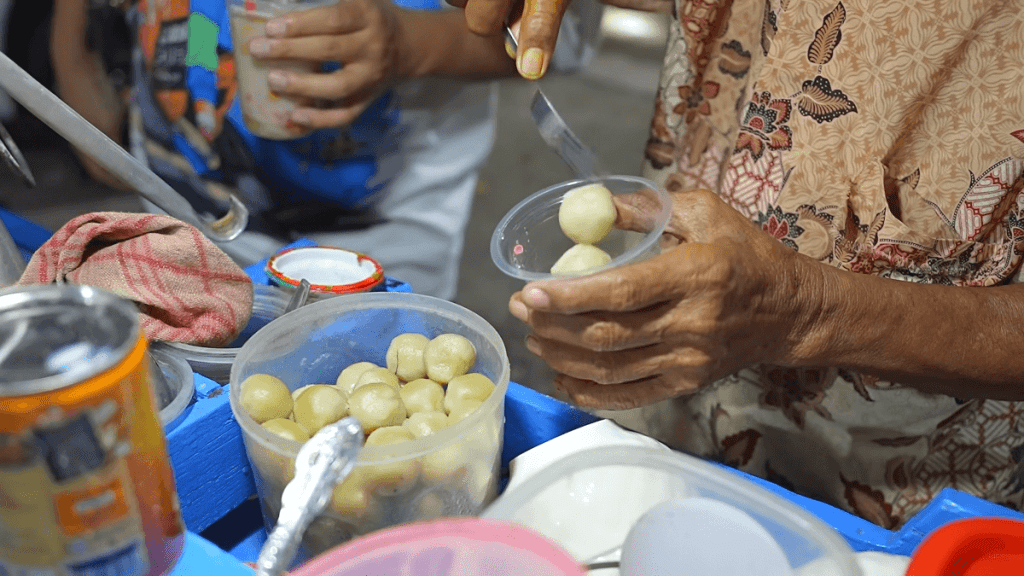 Cerita Pak Sukardi Penjual Sekoteng Ronde di&nbsp;Cirebon!