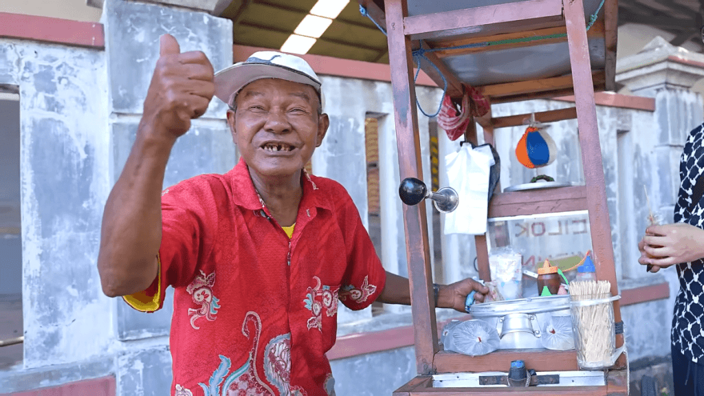 Penjual Cilok Kocak Bernama Pak Alex, Ingin Beli Sepatu dan Bayar&nbsp;Kontrakan!