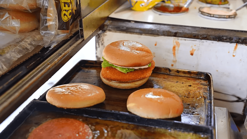 Pak Iksan, 25 Tahun Jual Burger Dengan Gerobak di Sepeda!