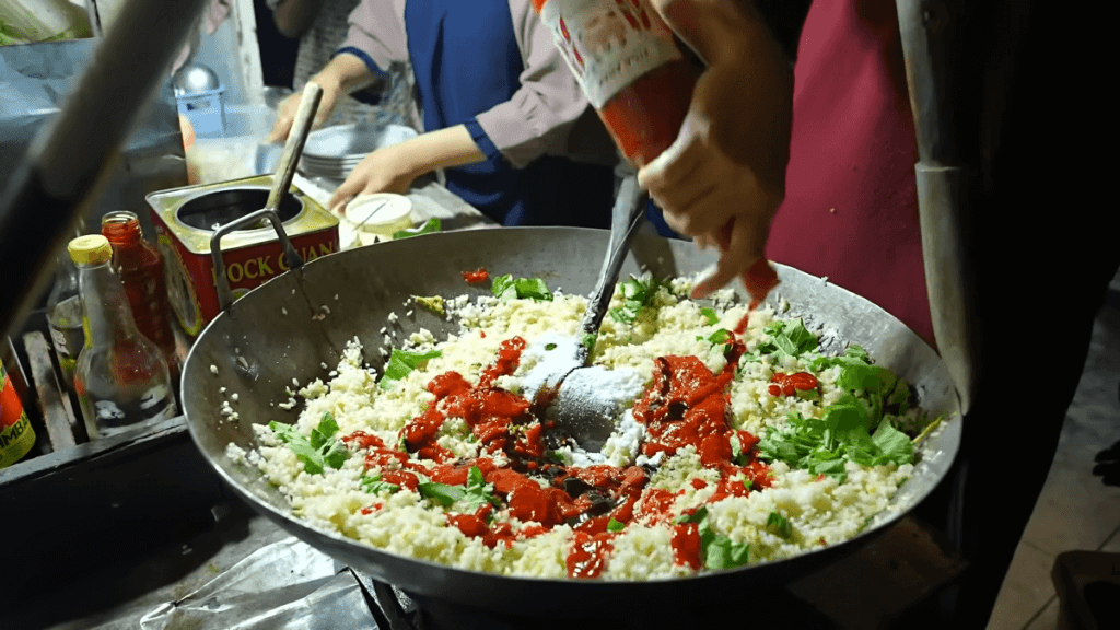 Mantan Chef Bintang Lima Jual Nasgor Gerobakan, Ada Topping Ati Ampela!