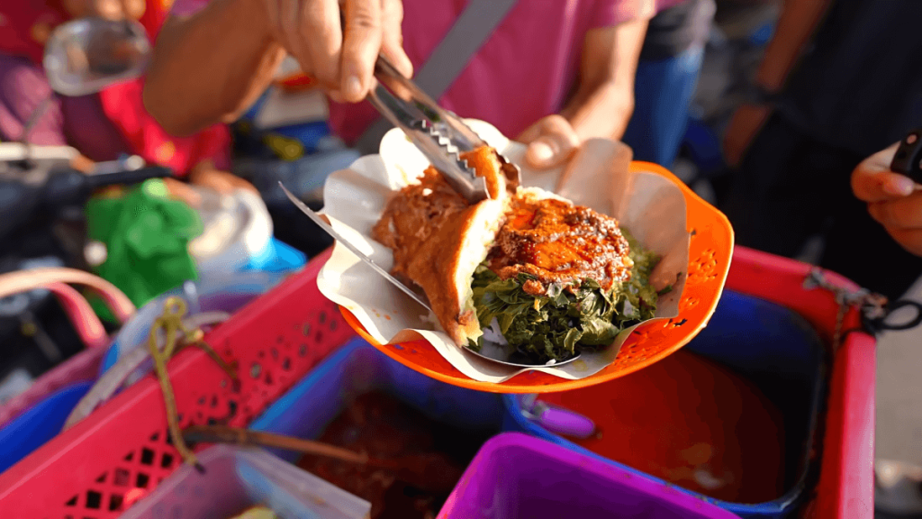 Gerobak Dibongkar Satpol PP, Nasi Padang Ini Akhirnya Jualan di Atas Motor!