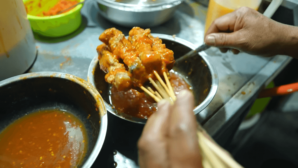 Jajanan Unik, Ceker Jeduer yang Lokasinya di Sebelah Makam Kucing!